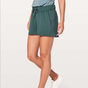 Lululemon Spring Breakaway shorts size 6